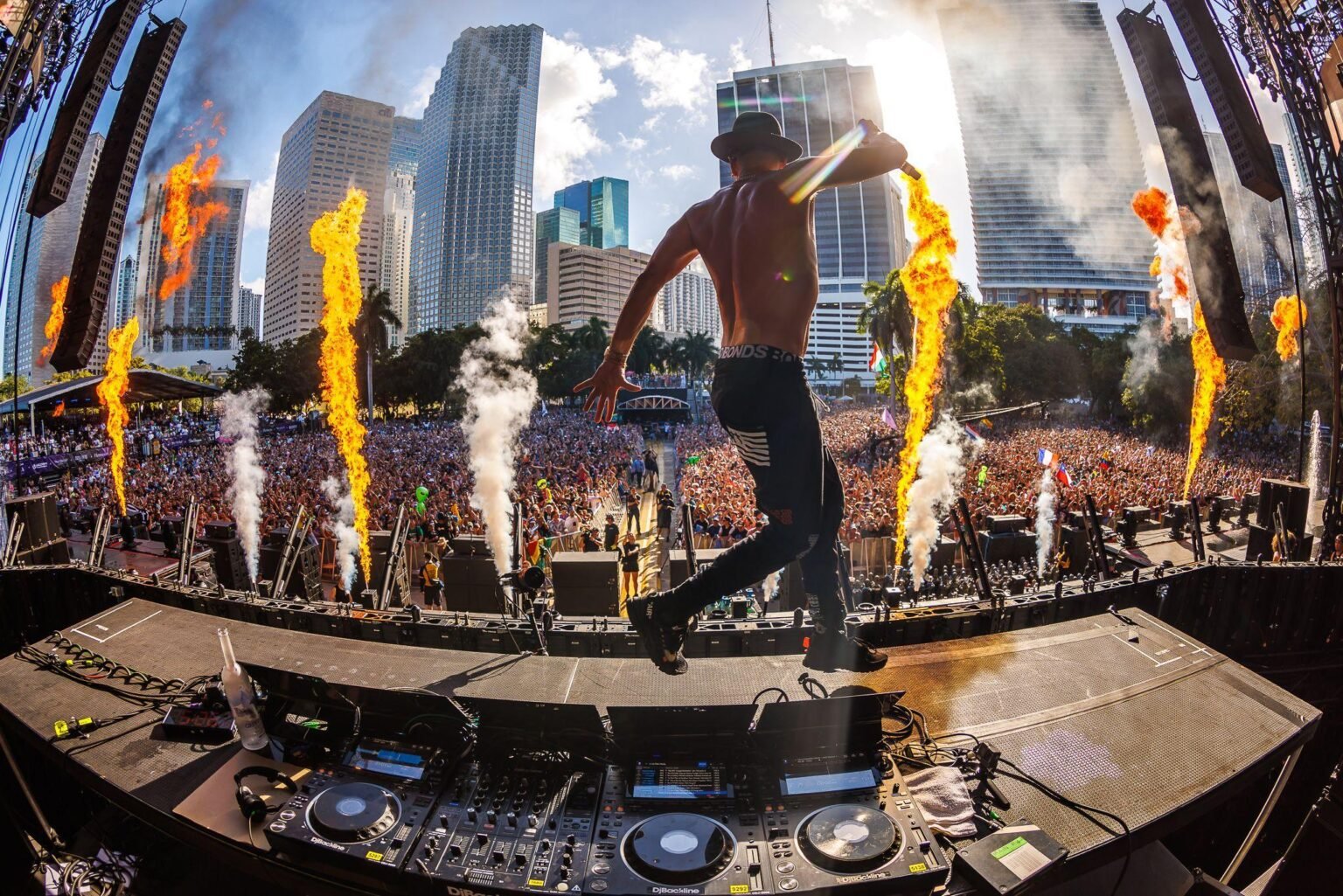 Music Festival Highlights: Unforgettable Show-Stopping Acts Music Festival Highlights: Unforgettable Show-Stopping Acts